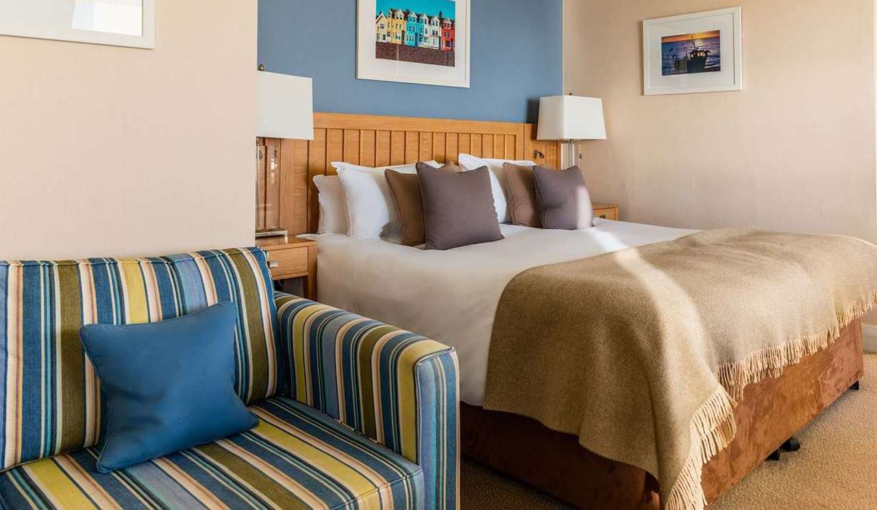 Brudenell - aldeburgh - room 207 - superior seaview - bed and sofa